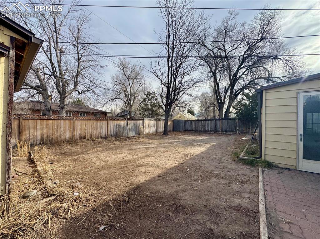 Image 46 of 50: Yard