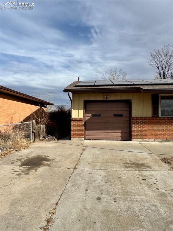 Image 48 of 50: Garage