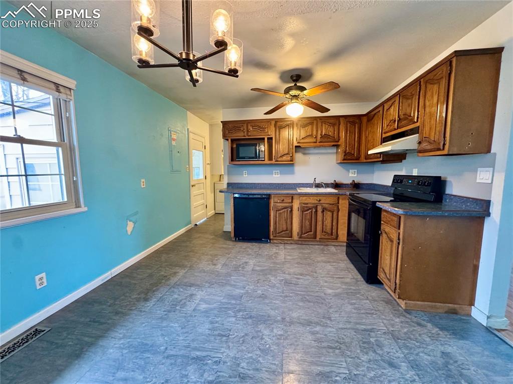 Image 7 of 50: Kitchen