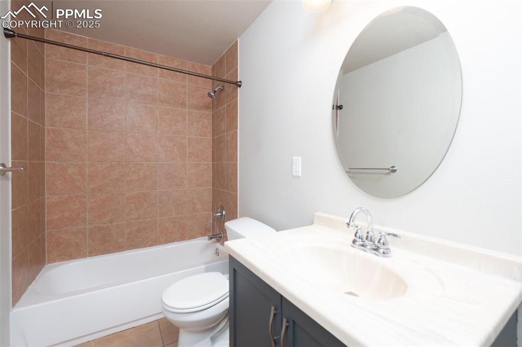 Image 14 of 32: Bathroom