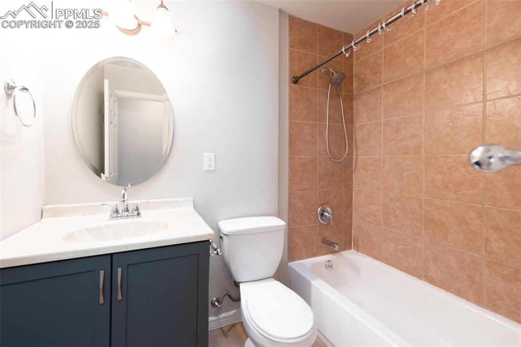 Image 17 of 32: Bathroom