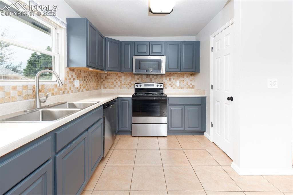 Image 5 of 32: Kitchen