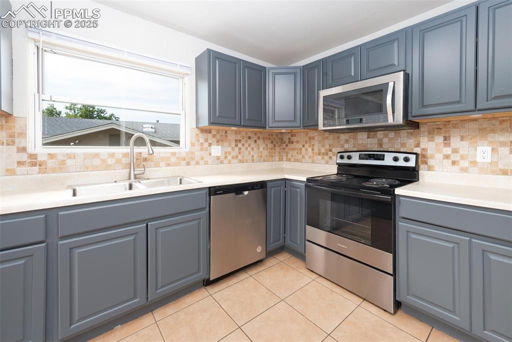 Image 6 of 32: Kitchen