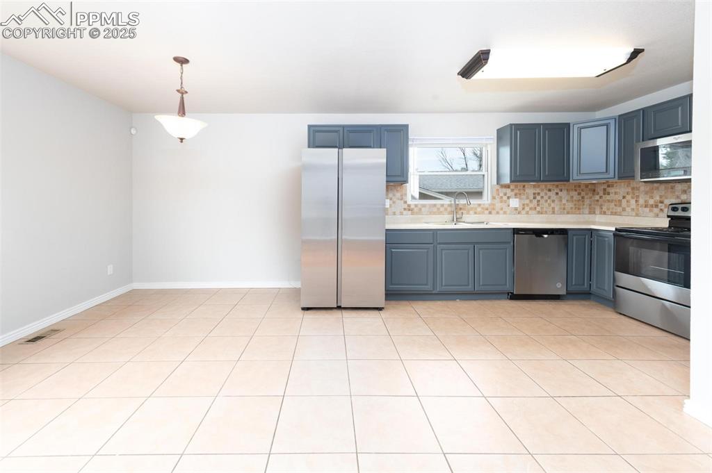 Image 7 of 32: Kitchen
