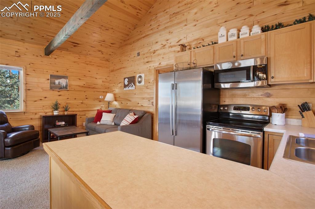 Image 16 of 41: Kitchen