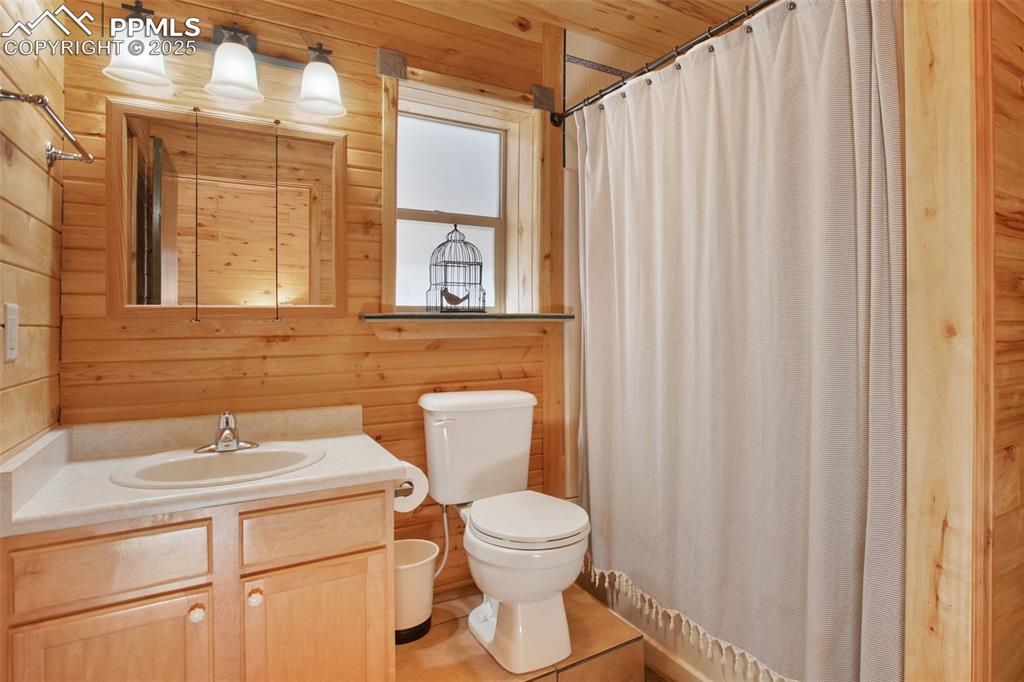 Image 18 of 41: Bathroom