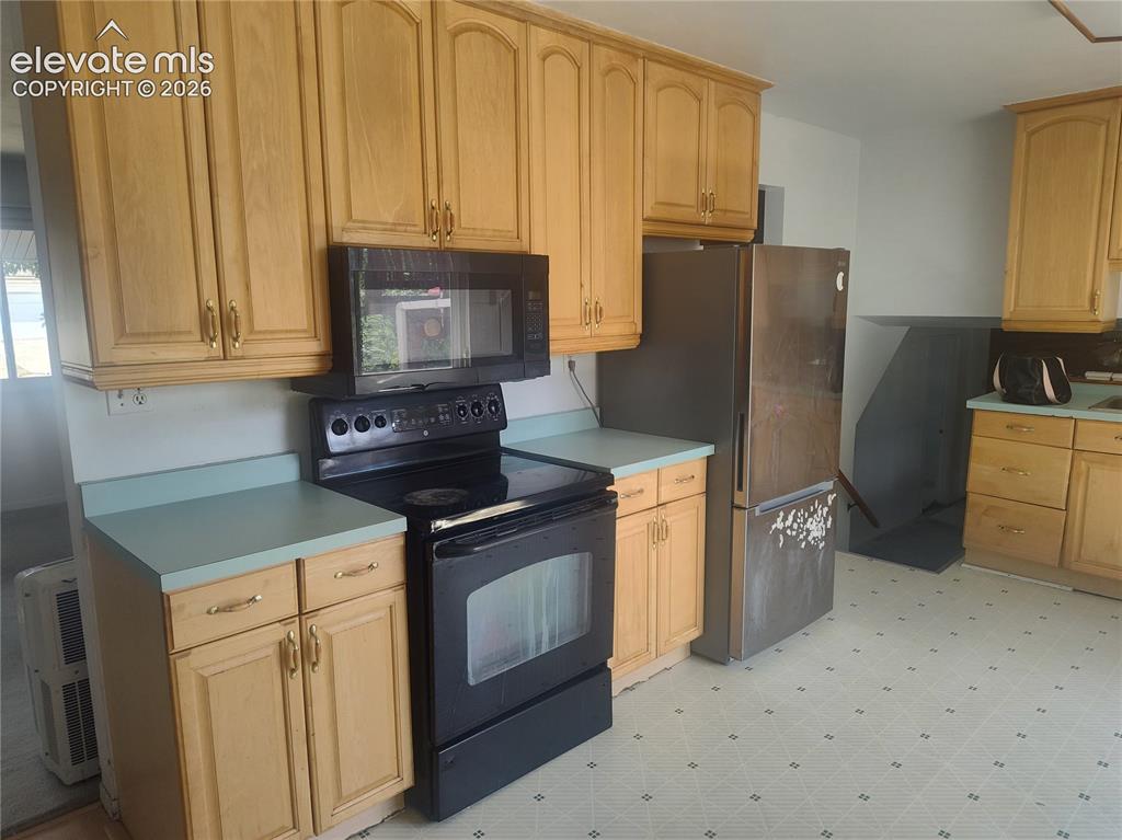 Image 5 of 18: Kitchen