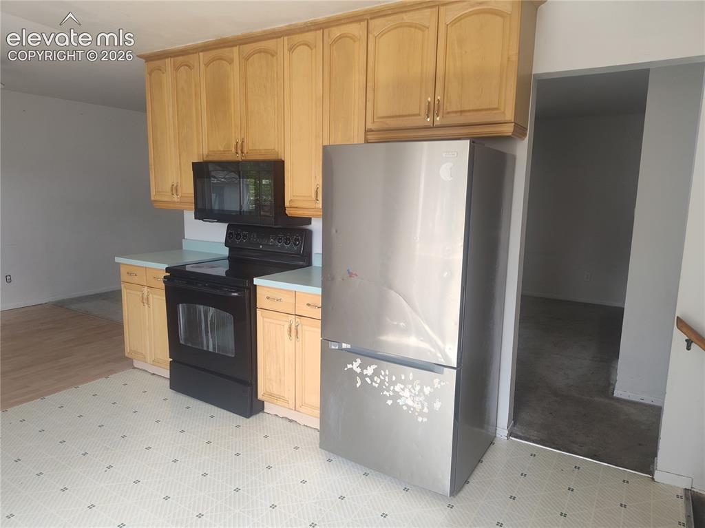Image 6 of 18: Kitchen