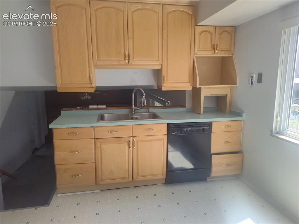 Image 7 of 18: Kitchen