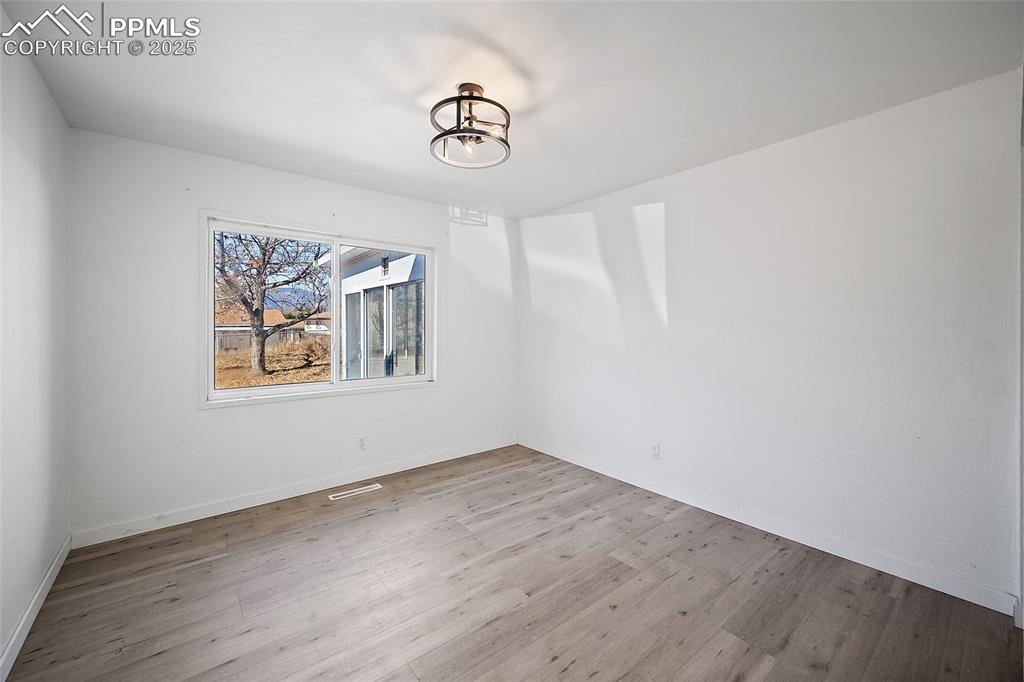 Image 13 of 33: Dining Area