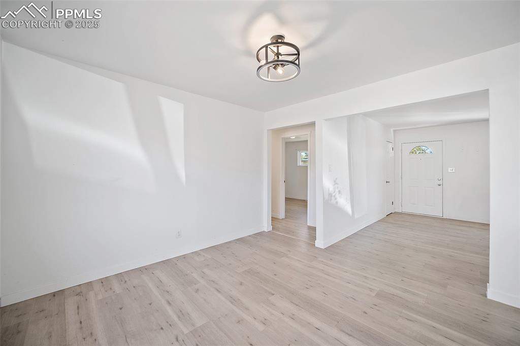 Image 14 of 33: Dining Area