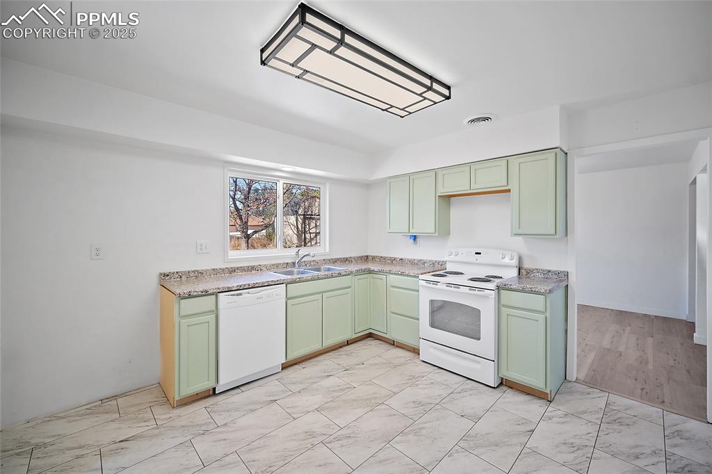 Image 16 of 33: Kitchen