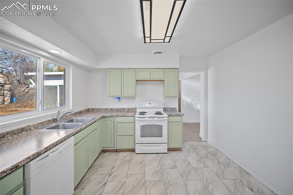 Image 17 of 33: Kitchen