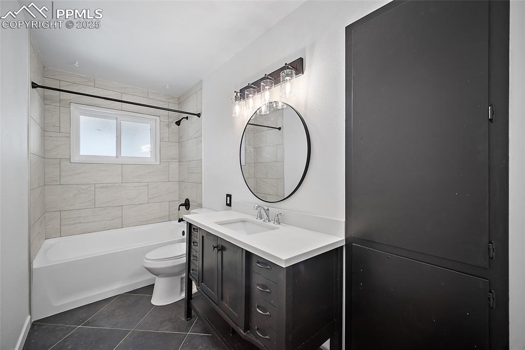 Image 21 of 33: Bathroom