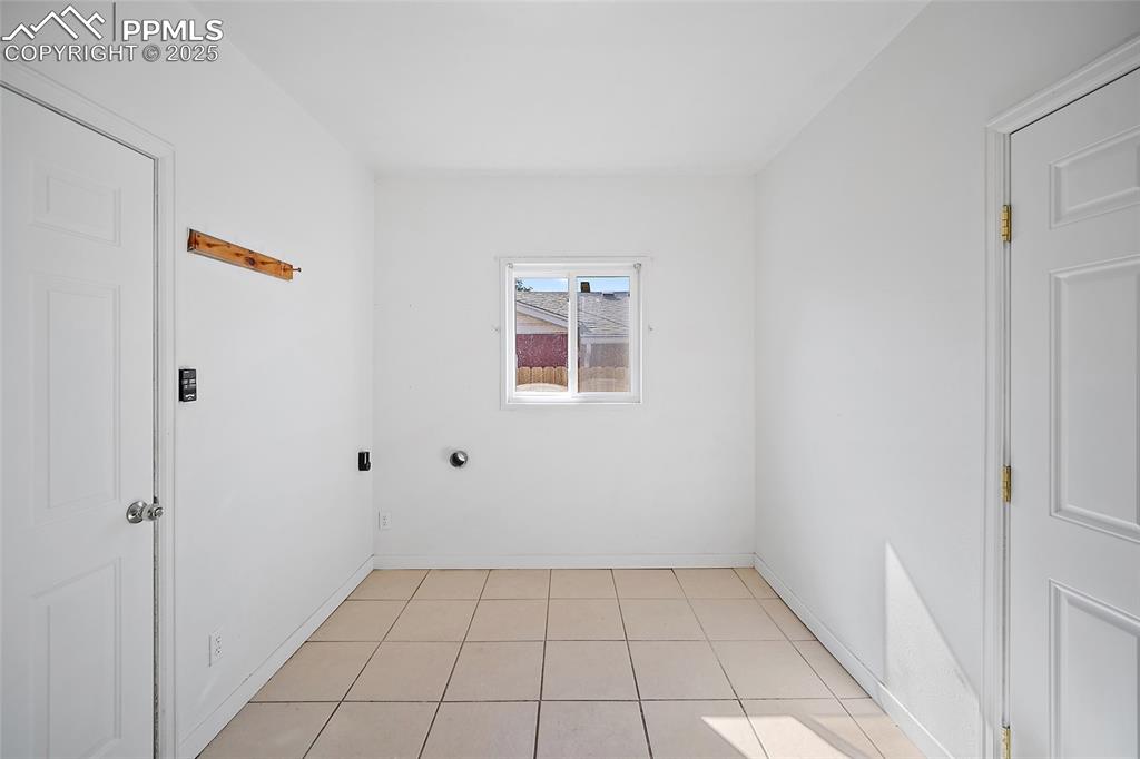 Image 27 of 33: Laundry