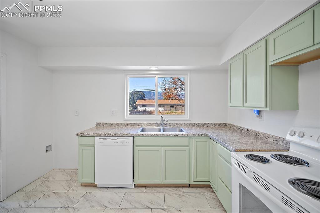 Image 3 of 33: Kitchen