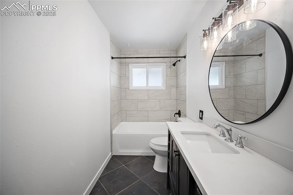 Image 4 of 33: Bathroom