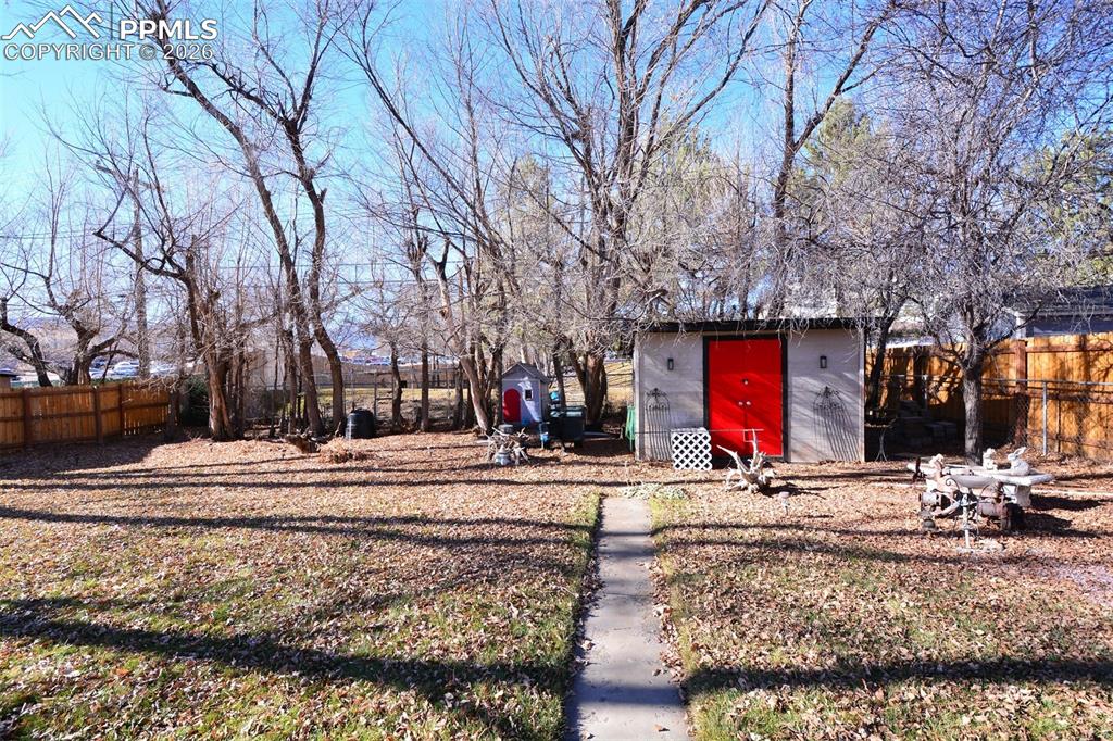 Image 17 of 24: Fenced back yard 