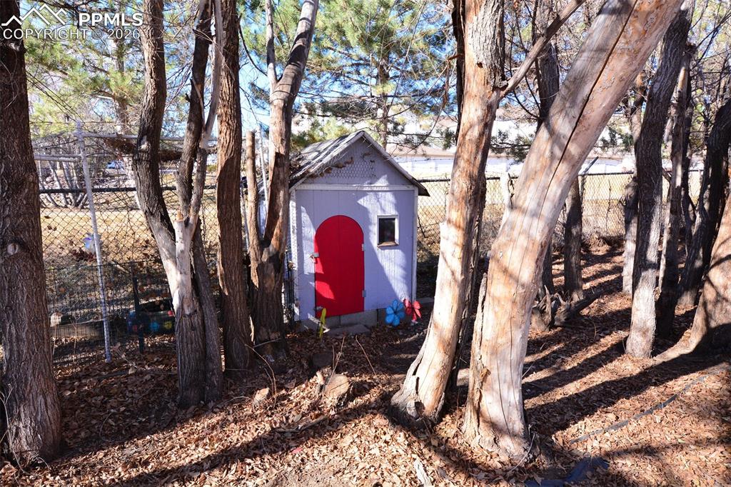 Image 19 of 24: Chicken coop in back yard