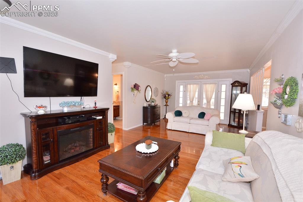 Image 4 of 24: Living Room