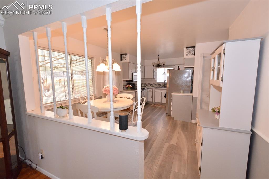 Image 5 of 24: Eat-in kitchen