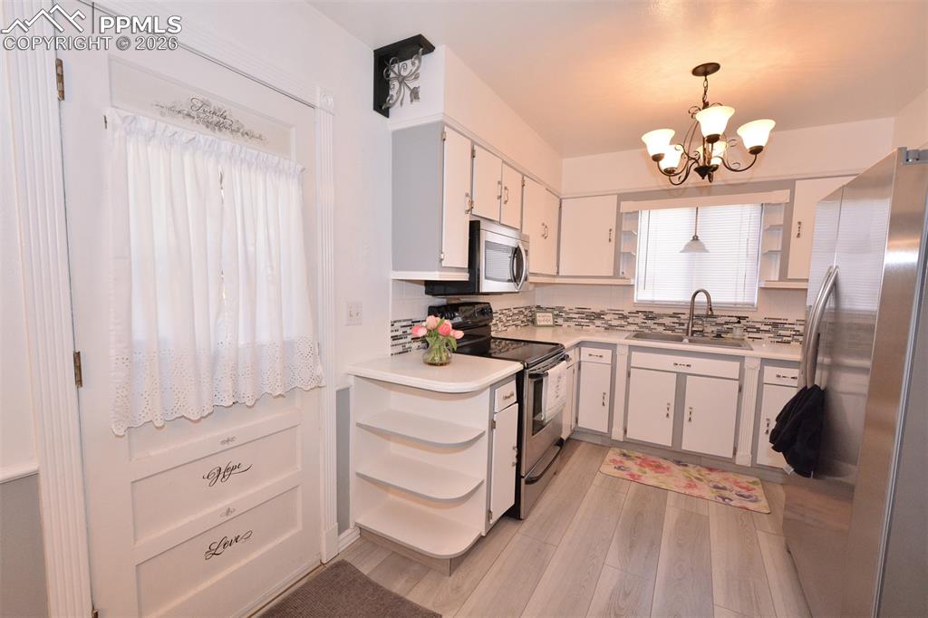 Image 7 of 24: Kitchen