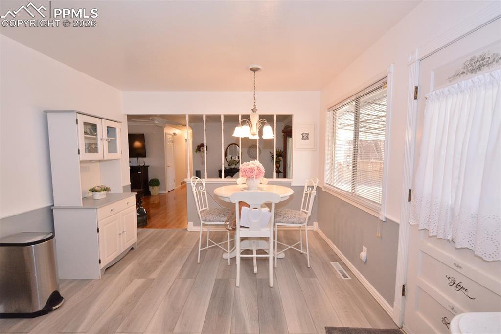 Image 8 of 24: Eat-in Kitchen