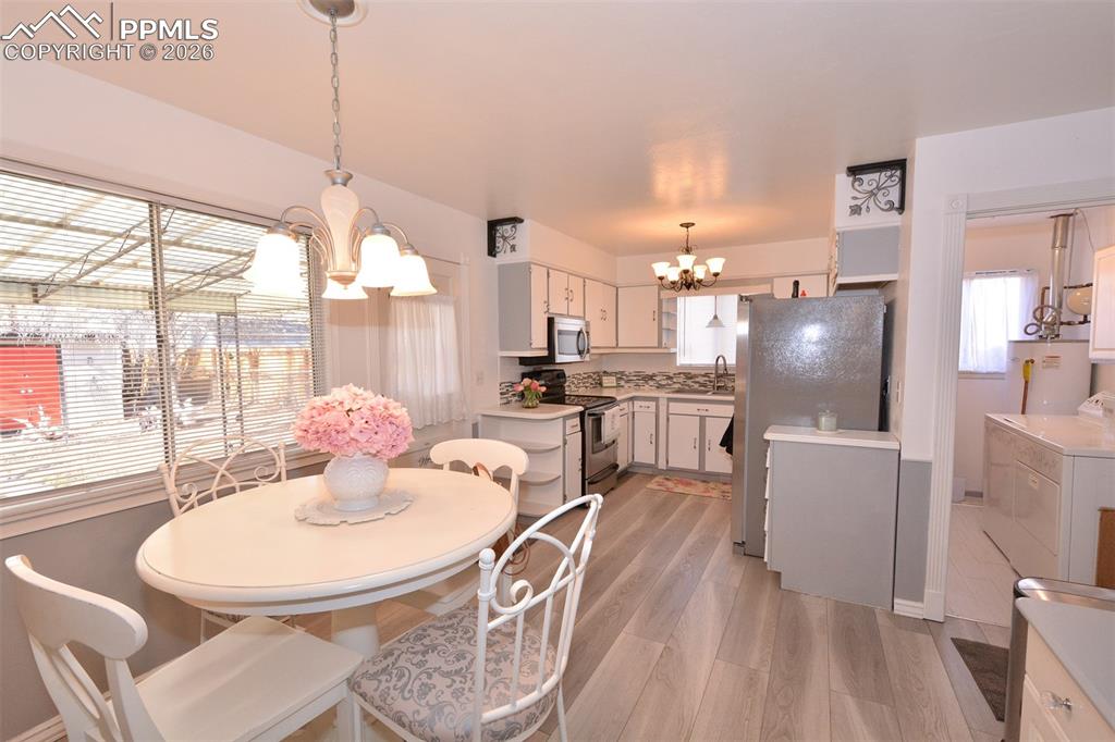 Image 9 of 24: Eat-in kitchen