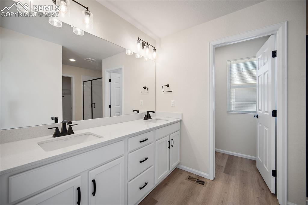 Image 21 of 44: Bathroom