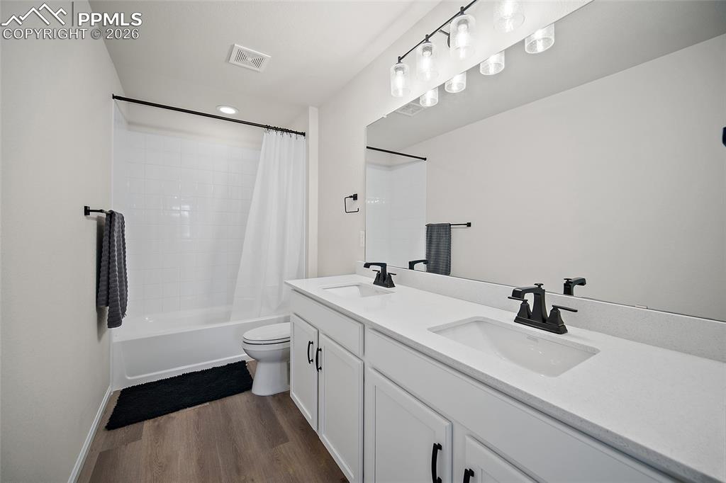 Image 27 of 44: Bathroom