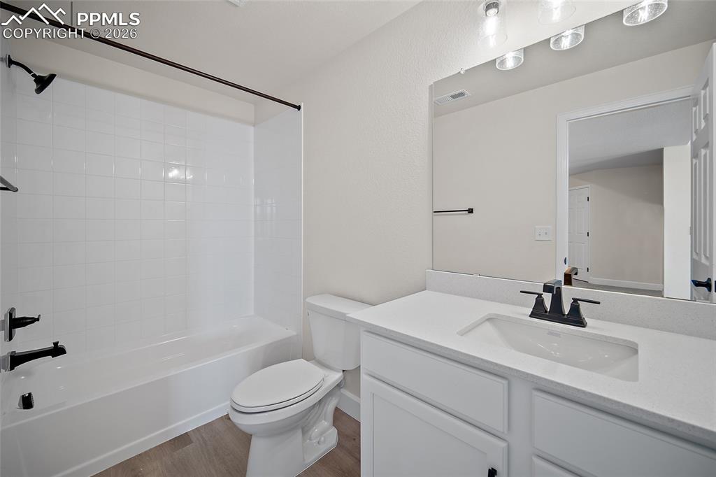 Image 35 of 44: Bathroom