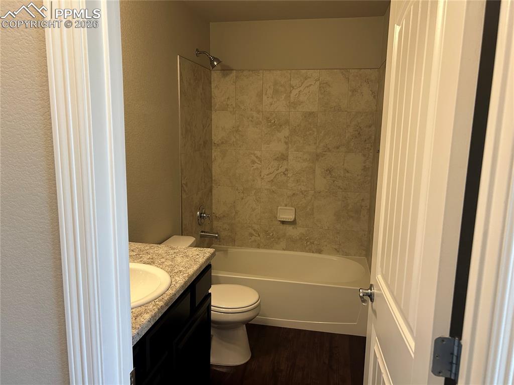 Image 14 of 15: Bathroom