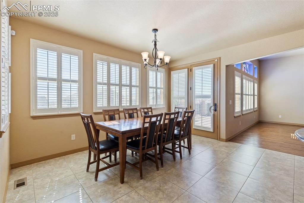 Image 14 of 50: Dining Area