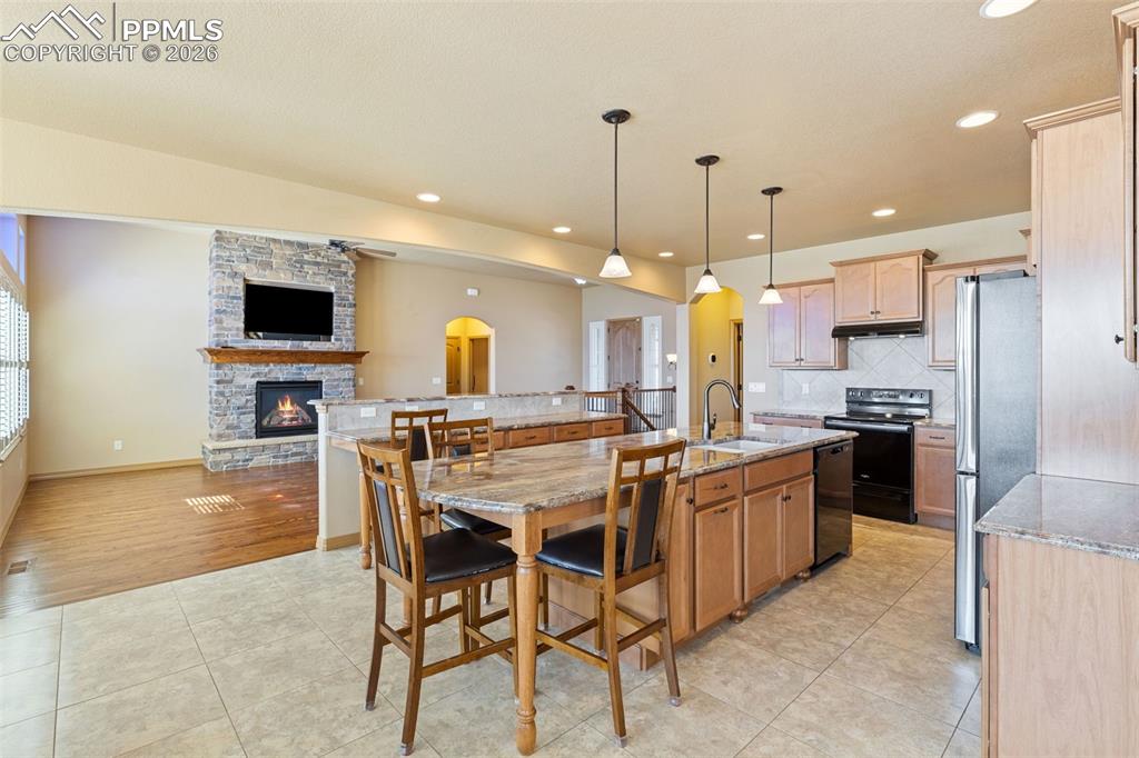 Image 15 of 50: Kitchen