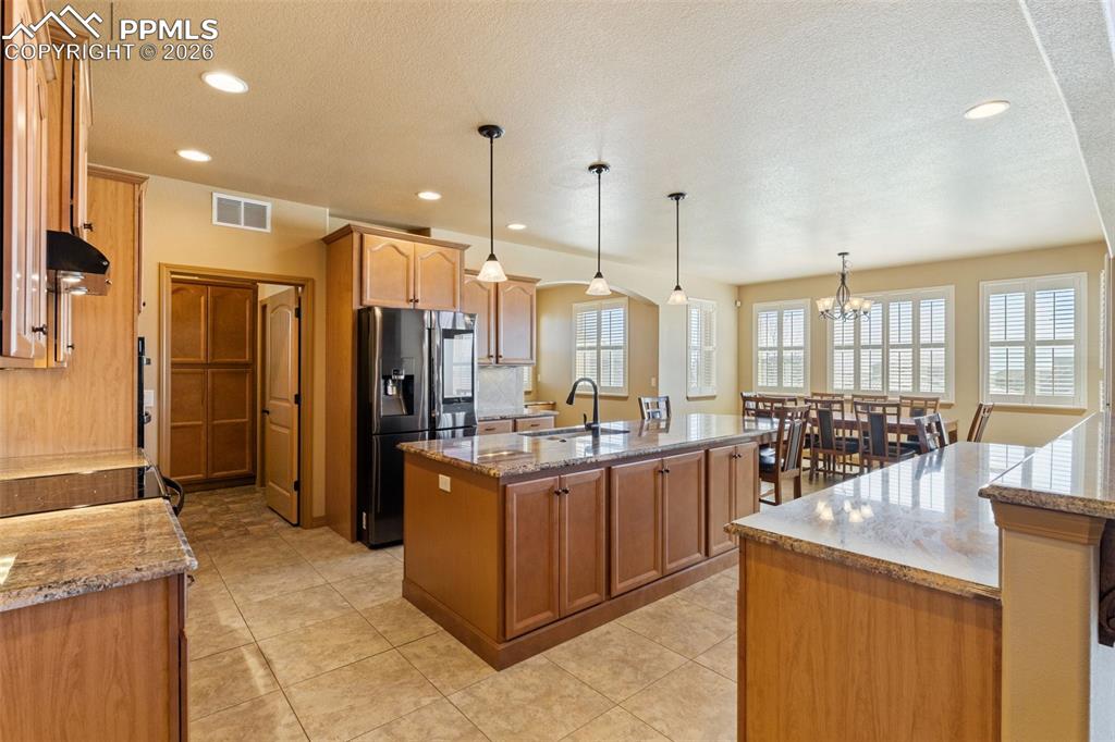 Image 17 of 50: Kitchen