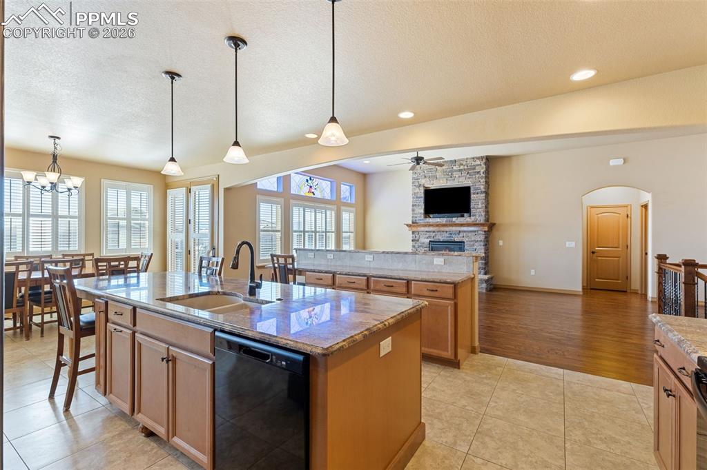 Image 18 of 50: Kitchen