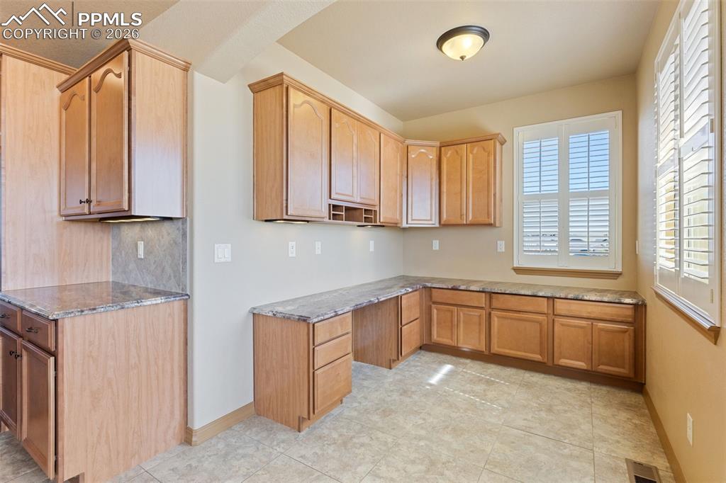 Image 19 of 50: Office