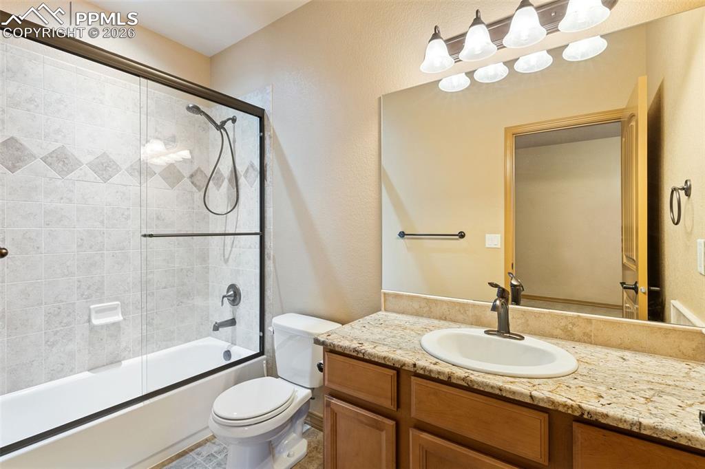 Image 22 of 50: Bathroom