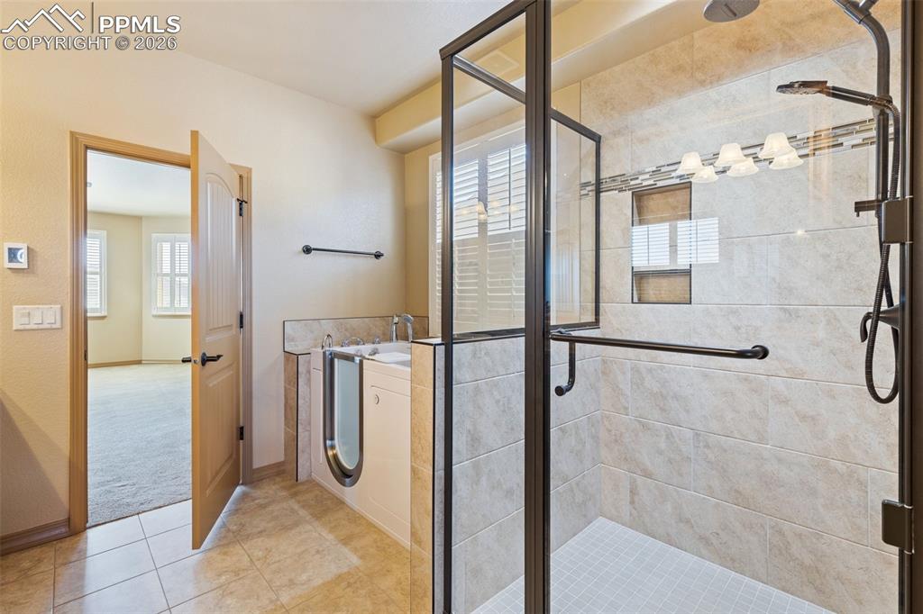 Image 26 of 50: Bathroom