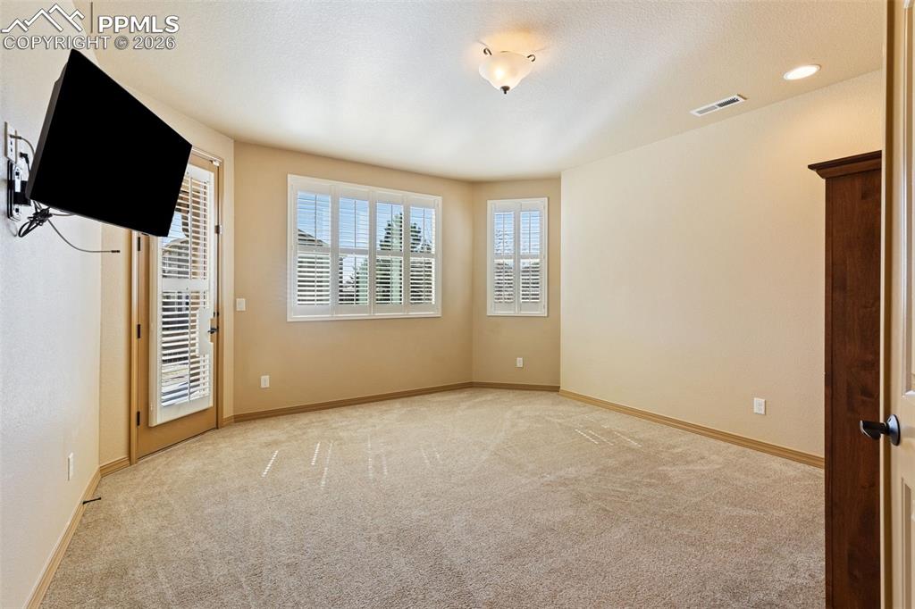 Image 29 of 50: Bedroom