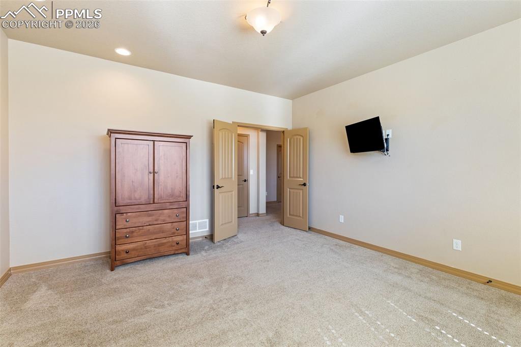 Image 30 of 50: Bedroom