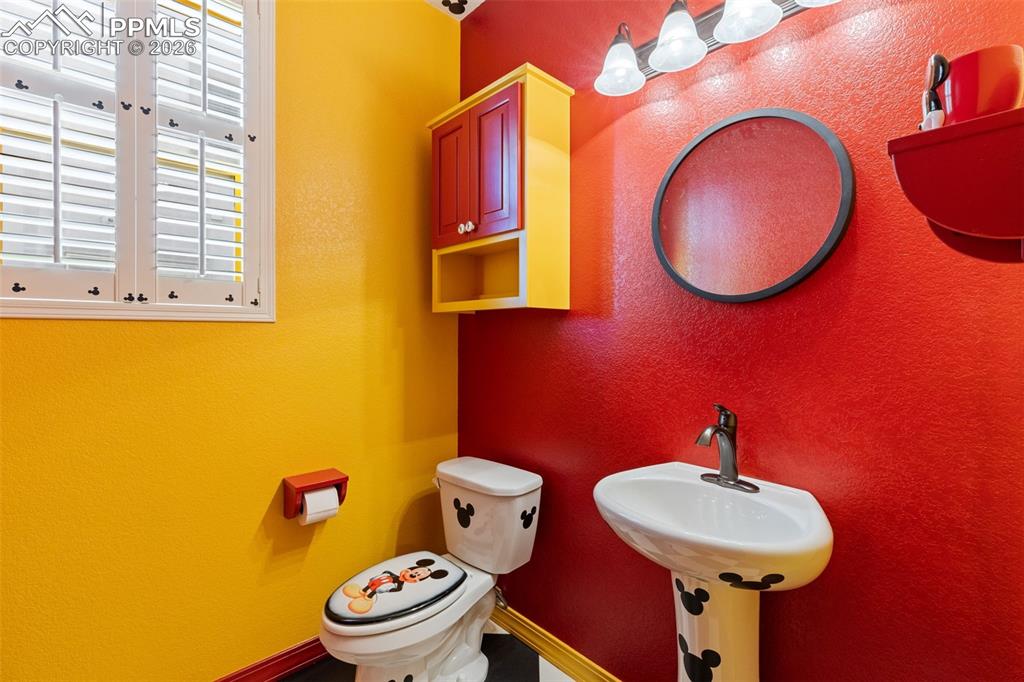 Image 31 of 50: Bathroom