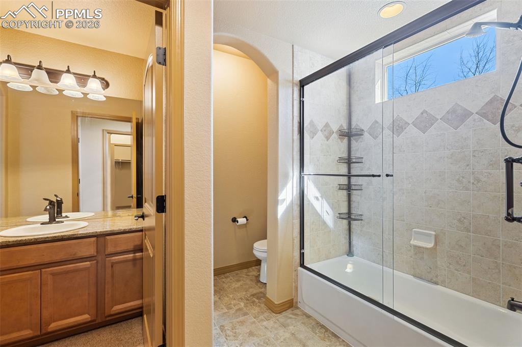 Image 35 of 50: Bathroom