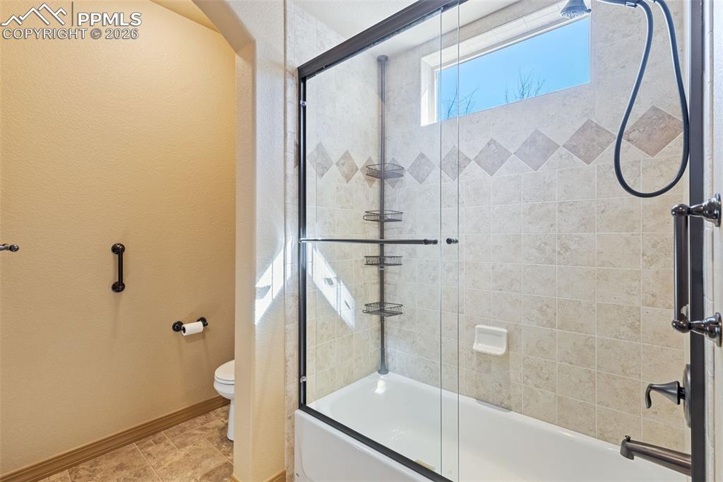 Image 36 of 50: Bathroom