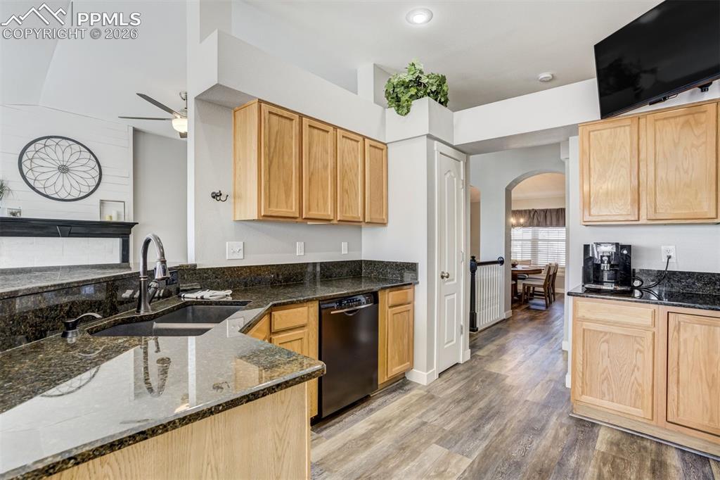 Image 11 of 49: Kitchen