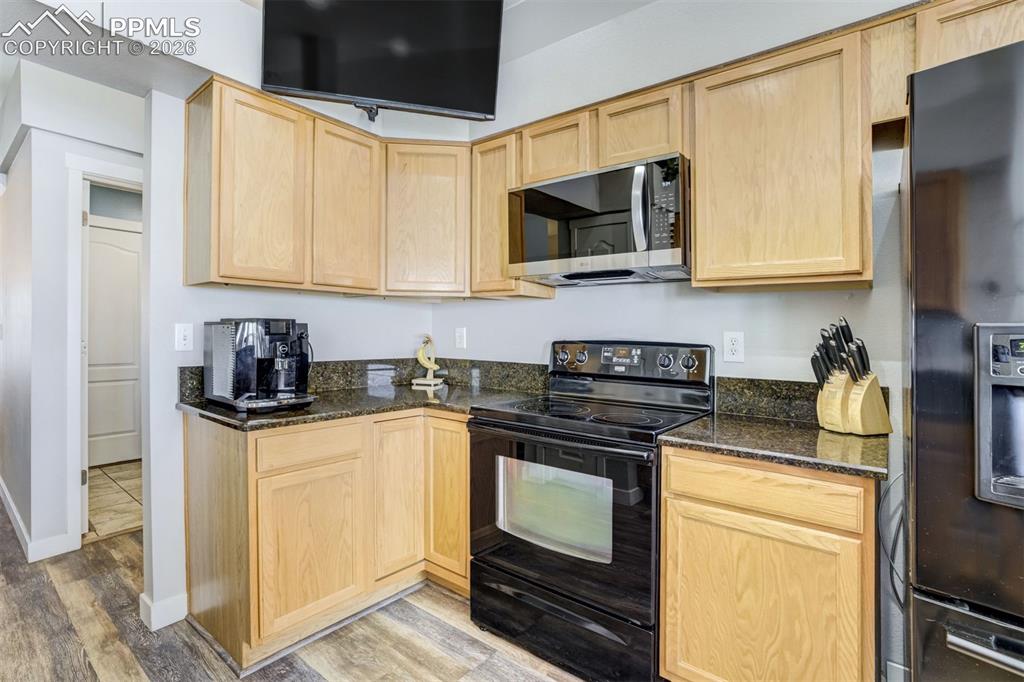 Image 12 of 49: Kitchen