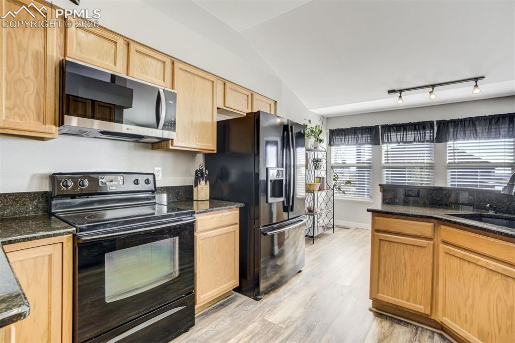 Image 13 of 49: Kitchen