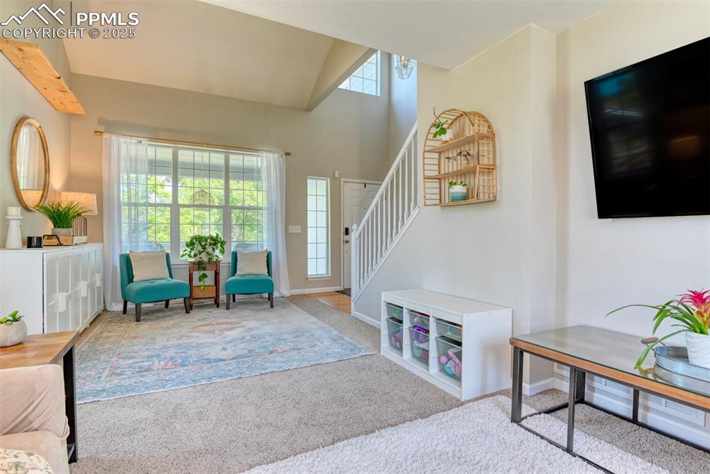 Image 6 of 50: Sitting Room