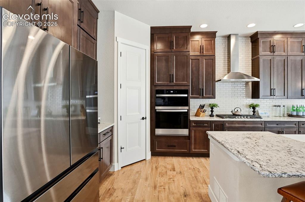 Image 17 of 46: Kitchen