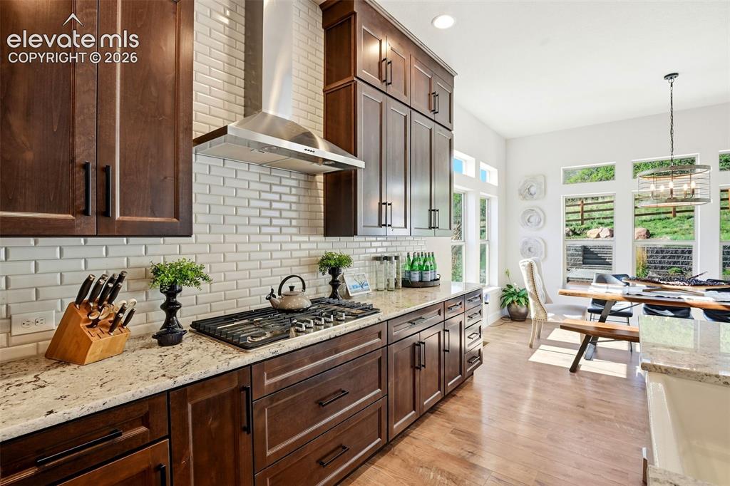 Image 19 of 46: Kitchen